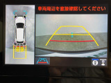 【パノラミックビューモニター】クルマを真上から見下ろした視点で駐車をサポートします!クルマの斜め後ろや真横など、いち早く障害物に気が付くことができます。