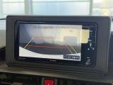 【バックガイドモニター】車両後方の映像をナビ画面に表示し、駐車などの後退操作をサポートします。
