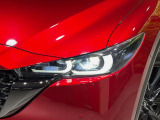 【LEDヘッドライト】悪天候や夜間走行時も良好な視界を確保し安心して運転できる高輝度LEDヘッドライトを装備!点灯速度が早く、消費電力も抑えられています。