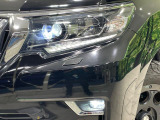 【LEDヘッドライト】悪天候や夜間走行時も良好な視界を確保し安心して運転できる高輝度LEDヘッドライトを装備!点灯速度が早く、消費電力も抑えられています。
