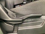 運転席にはドライバーの体型や好みに応じて前後方向だけでなく、高さの調整ができるシートリフターを装備!