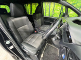 運転席まわりには十分なスペースがあり、大柄な方でもゆったり運転していただける環境です。