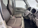 【運転席シート】ゆったりと広々した空間です。ストレスなく運転ができますよ!