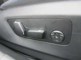 運転席メモリー付きフロント電動シート装備。