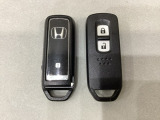 スマートキーを装備しています。鍵を差し込むことなくドアロックの開け閉めと、スタートボタン操作でのエンジンスタートができます。スペアキーも同じものを用意しております。