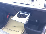 運転席からも助手席からも自由に使えるドリンクホルダーもついております。足元部分にはちょっとした小物を入れるのに便利な収納BOXもあります。