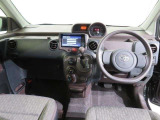 シンプルながら機能性あふれる運転席廻りです。視界性もよく、運転しやすいですよ。