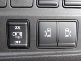 ハンズフリーオートスライドドア〈両側〉(挟み込み防止機構付)は運転席からの開閉も可能です。足だけでも、開く& 閉まる。まるで、魔法のトビラです。お子様の誤操作防止のためのOFFスイッチも付いています。