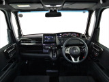 N-BOXの開放的な前方視界。視界広々で非常に運転しやすくロングドライブでも疲れを感じさせないすっきりとまとまったインパネ周りです。また、全ての装備が適正配置されていて操作性に優れています。