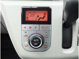 オートエアコンを装備しておりますので、四季を通じて車内を快適な温度に保つことが出来ます!高級感が有りますね!