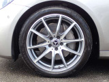 【アルミホイール】19インチのAMG10スポークアルミホイールを装着