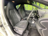 運転席まわりには十分なスペースがあり、大柄な方でもゆったり運転していただける環境です。