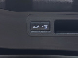 パワーバックドアです。荷物を持っていても、ボタンを押すだけで簡単に開閉ができます。
