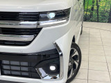 【LEDヘッドライト】悪天候や夜間走行時も良好な視界を確保し安心して運転できる高輝度LEDヘッドライトを装備!点灯速度が早く、消費電力も抑えられています。