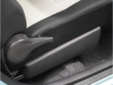 運転席のシートリフターが運転する方の体格に合わせて、シート高さ位置をベストポジションに出来ます。