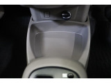 USB充電器や様々な電気製品の電源供給ポートとしてアクセサリーソケットを装備しています。手前のオープントレイは収納としてはもちろん、スマホやタブレットなどの充電の置き場にも便利ですよ。