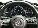 【マツダ・レーダー・クルーズ・コントロール (MRCC)】運転者がアクセルやブレーキを踏まなくても設定した速度での定速走行や先行車との車間距離を一定に保つ追従走行により、運転者の負担を軽減するシステムです。