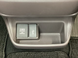 アクセサリーソケットはUSBのアダプターなどをつければ、スマホの充電にも使えます。横にはナビゲーション用の外部入力可能なUSB端子がついており、周辺には物が置けるボックスがついています。