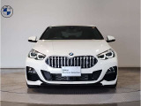 【BMWの伝統】BMWの特徴的な“キドニーグリル”は、80年以上続く伝統の形でございます。変わらないこだわりのデザインが、プレミアムブランド“BMW”を創り出します。