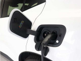 コンセントタイプ(3kW)やウォールボックスタイプ(6kW)の充電器を用いて、ご自宅で簡単充電。一般的な家庭用の200V交流充電ケーブルで1時間あたり7〜14kmを走行できる電力を充電できます。