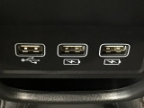 【USBポート】USBポートも装備されています、スマートフォンの充電やオーディオに連携も可能です、今や欠かせない装備の一つです!