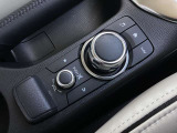 「MAZDAコネクト」コマンダー部 手元を見ることなく操作出来るように左手を自然に降ろした位置に設置。シンプルで使いやすく、機能を覚えやすいボタン配置になっています。