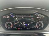 スピードメーターなどの運転に必要な計器とともに、オーディオ・電話の操作画面や地図などを表示。レイアウトはステアリングスイッチで切り替えでき運転に集中しながら必要な情報を瞬時に得ることが可能。