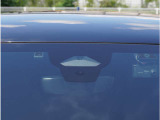 【アクティブセーフティブレーキ】前方の車両や障害物を検知し、ドライバーが回避操作を行わない場合に自動的にブレーキを作動させます。