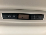ルーフ中央にエアコン操作パネルがついていますので、2列目・3列目にお乗りの方も快適に過ごせます。