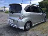 スライドドアなら狭い駐車場でもドアをぶつける心配がありません。ステップが低く乗り降りもしやすいです。とても便利な【助手席側。電動スライドドア】ドアハンドを少し引くだけでリアドアが自動開閉します