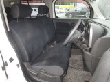 運転席画像〜ベンチタイプのシートです。