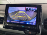リバースギアに入れるだけで後方の表示へ切り替わります。夜間や雨の日の駐車も楽になりますよ。