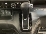 CVT車のセレクトレバーです。低速から高速まで、変速ショックのないスムーズな走りを実現するとともに、エンジン効率のよい領域を維持することで燃費にも貢献します。