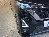 【LEDヘッドライト】悪天候や夜間走行時も良好な視界を確保し安心して運転できる高輝度LEDヘッドライトを装備!点灯速度が早く、消費電力も抑えられています。