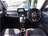 視界広々で非常に運転しやすくロングドライブでも疲れを感じさせないすっきりとまとまったインパネ周りです。