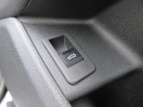 電動リアゲート装備です。バンパー下でのキックスイッチも装備されております。