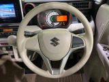 インテリアに合わせたデザインのステアリングは、運転される方のことも考え、運転しやすい形状、大きさです。是非一度、実際に触ってお確かめください。