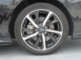 純正18インチアルミホイール。 タイヤサイズは225/45R18