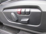 運転席メモリー付きフロント電動シート装備。
