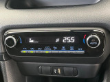【オートエアコン】一度お好みの温度に設定すれば、車内の温度を検知し風量や温度を自動で調整。暑い…寒い…と何度もスイッチ操作をする必要はありません。快適な車内空間には必須の機能ですね♪
