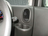 ペットボトルも置ける運転席ドリンクホルダー。エアコンの風で飲み物が適温に保たれます。