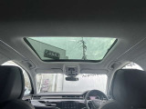 ●サンルーフ『天井の開放感を感じられ、風景を楽しむことができます。車のデザインにおいてもサンルーフは高級感やスタイリッシュさを演出します。』