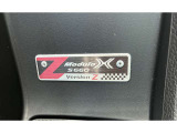 【モデューロX バージョンZ】「Hondaにしかできない、多くの人が楽しめる、心揺さぶるスポーツカーを。」専用Version Zロゴ入りアルミ製コンソールプレートがスポーツマインドを高めます。