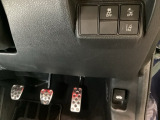 Hondaセンシング用の、VSA(ABS+TCS+横滑り抑制)解除とレーンキープアシストシステムのメインスイッチなどはハンドルの右側に装備しています。