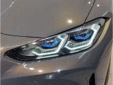 BMWの伝統の丸目4灯ヘッドライトでございます。LEDライトで視認性もよく明るく安全性の向上につながります。