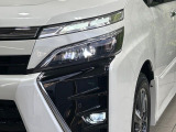 【LEDヘッドライト】悪天候や夜間走行時も良好な視界を確保し安心して運転できる高輝度LEDヘッドライトを装備!点灯速度が早く、消費電力も抑えられています。
