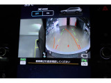 バックカメラ付き、車庫入れ時の後方確認のサポートをします。左サイドカメラは、路肩側の縁石に寄せる時に便利です。