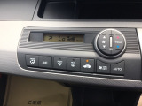 オートエアコンで、毎日のドライブを快適に。温度、風量を自動で調整し、理想的な車内環境を提供します。