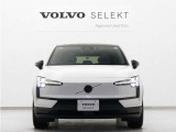 EVエクステリアならではのフロントシールドデザイン、ボルボアイデンティティを進化継承する印象的なトールハンマーライトが、自信に溢れたモダンなフェイスを表現。