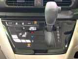 【オートエアコン】一度お好みの温度に設定すれば、車内の温度を検知し風量や温度を自動で調整。暑い…寒い…と何度もスイッチ操作をする必要はありません。快適な車内空間には必須の機能ですね♪
